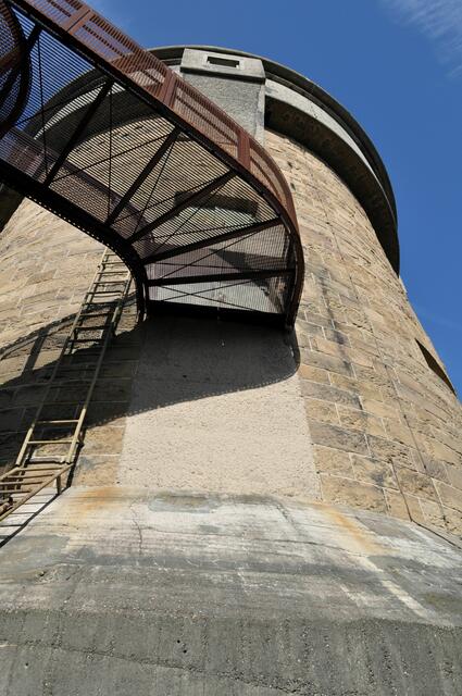 Der Eingang liegt erhöht. Nach dem Abriss der Rampe, konnte der Turm nicht mehr begangen werden. Nun mit dieser Metallkonstruktion, ist es wieder möglich. Im Rahmen einer Führung für 10 €.  | Foto: Daniela Somers