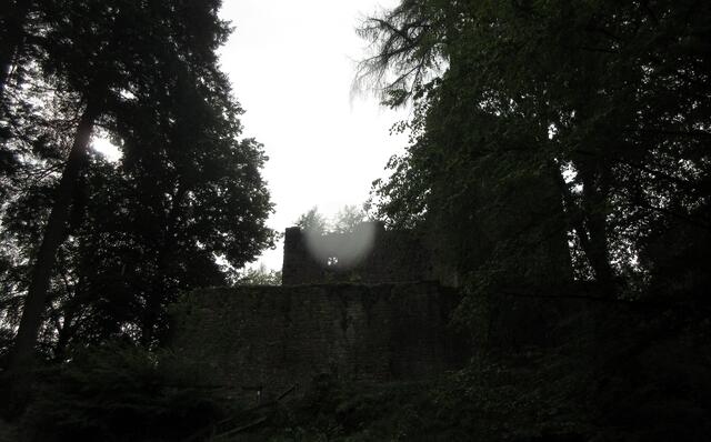 Mystisch und düster zeigte die Burg sich an diesem Morgen | Foto: WandernGabyErich