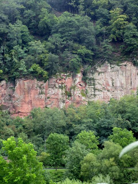 Hier hat er sich versteckt, der Teufel... von der anderen Seite des Neckars gut zu erkennen. | Foto: WandernGabyErich