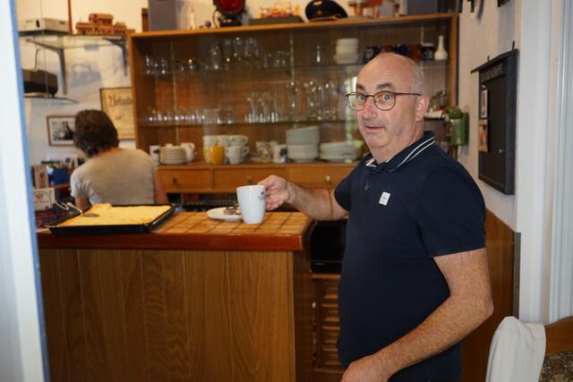 Thoamas Schäfer hat Bedenken ob der Kaffee schon kalt genug ist! Keine Zeit zum Kaffee trinken! Keine Bedenken Thomas ---- alles im grünen Bereich! | Foto: Helmut Epp