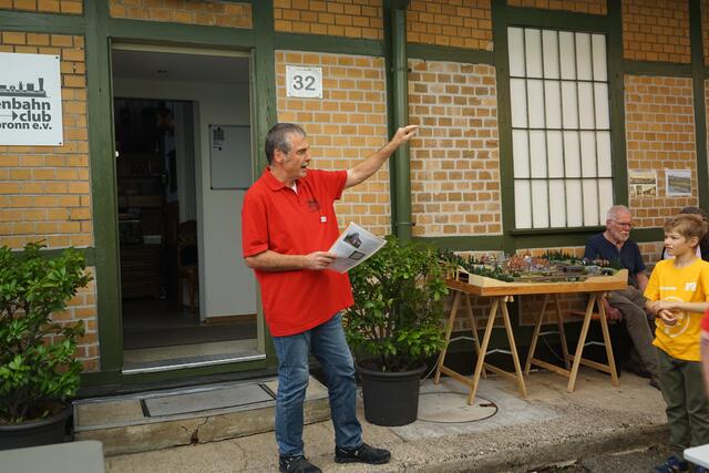 Der Vorstand des Eisenbahnclub-Heilbronn e.V. Uwe Ziegler erläutert hier  woher, warum, weshalb der Club seine Wurzeln gerade hier hat! | Foto: Helmut Epp