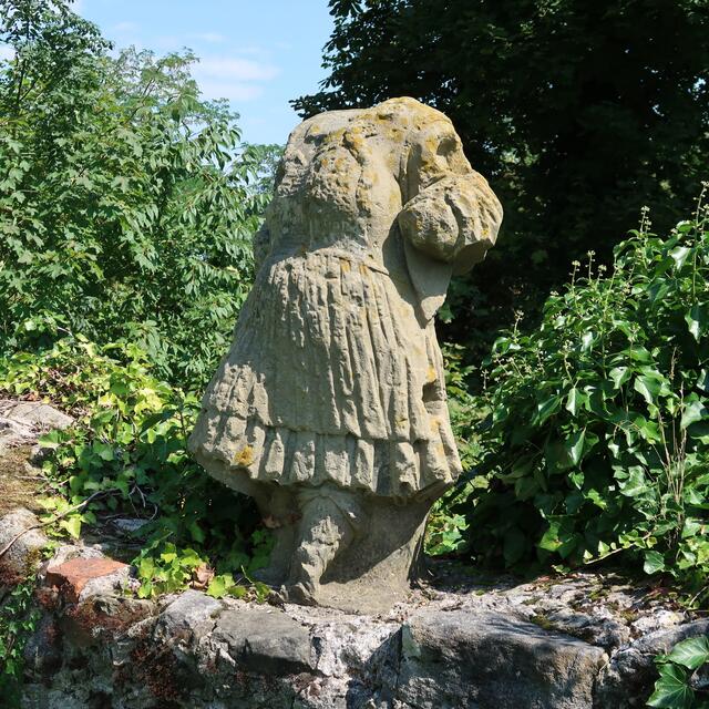 Der Rest einer Steinfigur, in der Burg. | Foto: Eduard Warenik