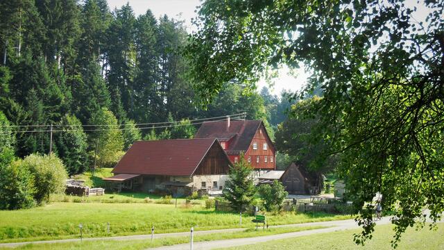 Die mächtige Menzlesmühle kommt ins Blickfeld. | Foto: Isolde Reitz