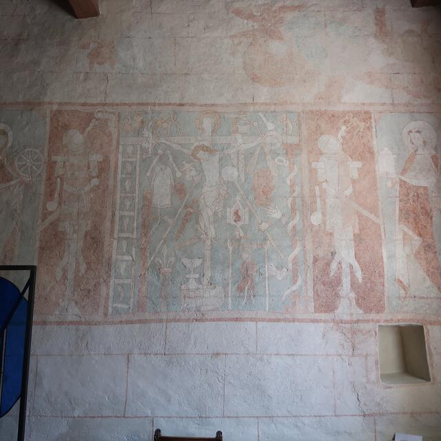 Eine Wandmalerei, mit dieser Darstellung, habe ich, bis jetzt, nur hier gesehen.
Ritter, mit Helm, Brünne, Waffenrock und Schwert, als Verbrecher, am Kreuz. | Foto: Eduard Warenik