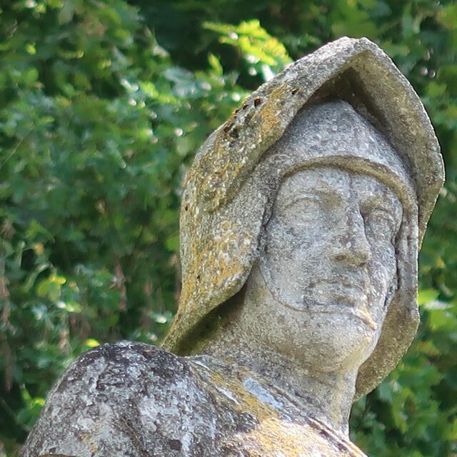 Steinfigur, die einen Ritter aus dem 15. Jhr. darstellt. Erkennbar, an der Halsberge und dem Schaller. | Foto: Eduard Warenik
