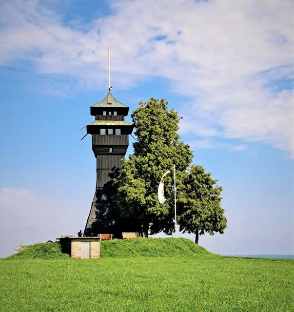 Auf dem höchsten Berges des Welzheimer Waldes, dem 585m hohen Hagberg steht der 21 m hohe Hagbergturm. Der herrliche Aussichtsturm bietet eine 180 Grad Rundumsicht und hat 91 Stufen. | Foto: Isolde Reitz