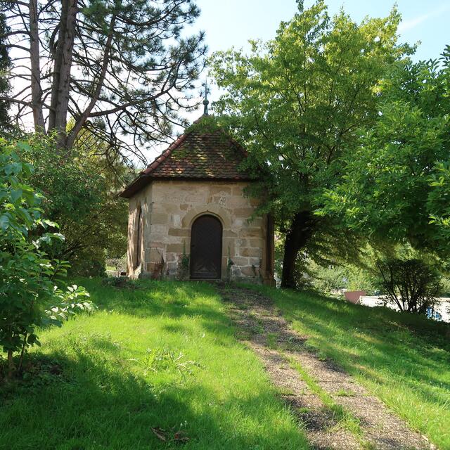 Eine kleine Kapelle, bei der Kirche. | Foto: Eduard Warenik