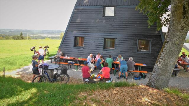 Beim Hagberturm konnten wir im Schatten unser Vesper zu uns nehmen und hatten dabei noch eine tolle Aussicht. | Foto: Isolde Reitz