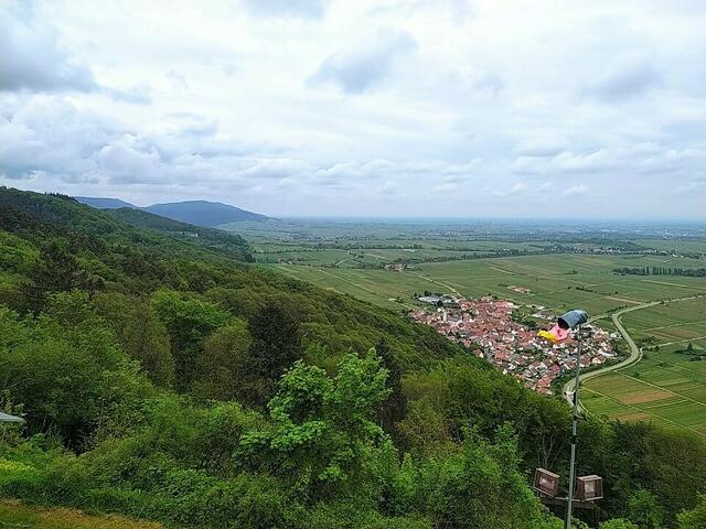 Ausblick von der Terrasse der Burgschänke auf Eschbach und weit über die Rheinebene | Foto: Sigrid Schlottke