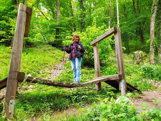 Das Kind in mir musste unbedingt auf die kleine Hängebrücke - leider beim Einstieg den Kopf nicht eingezogen und dann hat es "boom" gemacht..... ;-)  | Foto: Sigrid Schlottke
