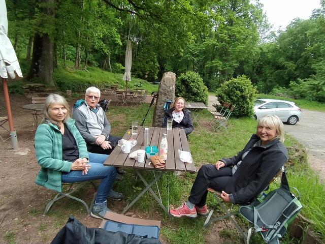 Vesperpause unterhalb der Burg Trifels | Foto: Sigrid Schlottke