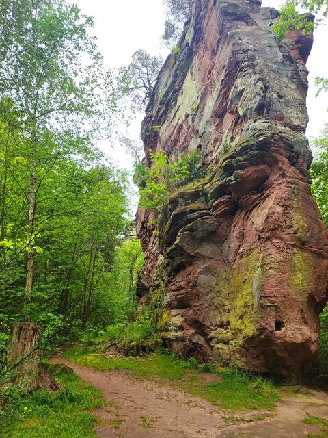Einer der Fensterfelsen - beeindruckende Felsenkliffe , die wohl für Kletterer ein gutes Trainingsfeld sind.  | Foto: Sigrid Schlottke