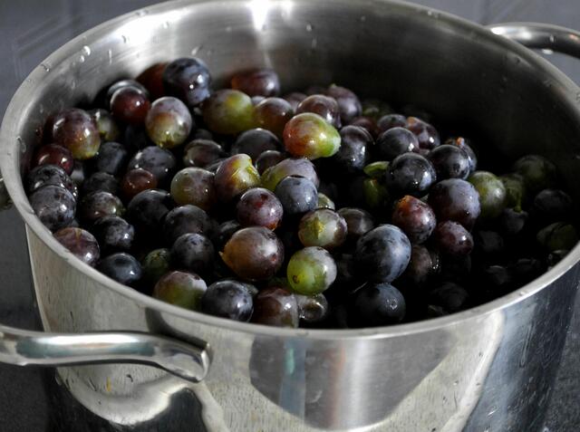 Alle waschen und von den Stielen befreien und ab in den Kochtopf | Foto: Daniela Somers