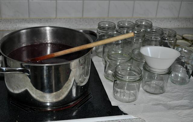 Jetzt gehts ab in die sterilisierten Gläser | Foto: Daniela Somers