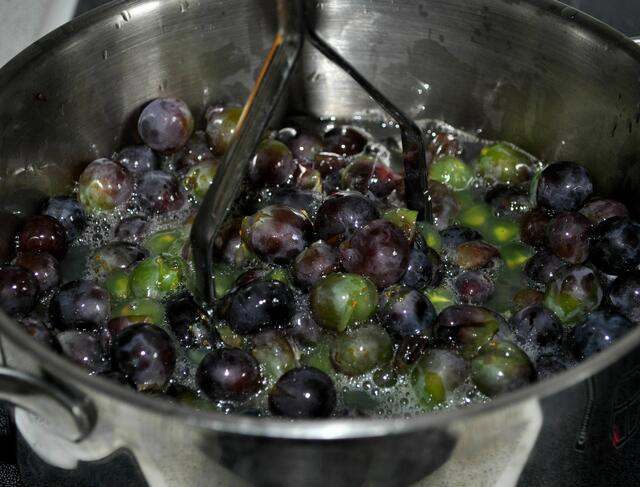 Während die Trauben aufkochen, werde sie gestampft. | Foto: Daniela Somers