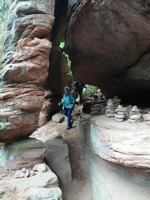 Mitten durch's Felsentor führt der Wanderpfad | Foto: Ute Schmalz
