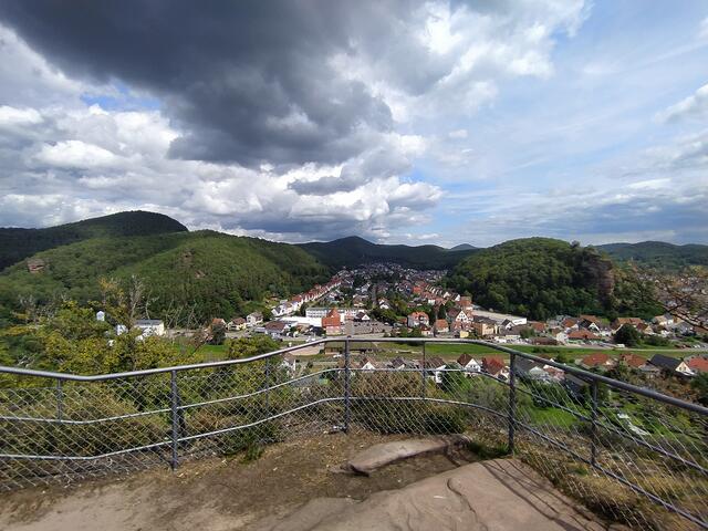 Ausblick vom Sängerfelsen auf Dahn und Umgebung | Foto: Sigrid Schlottke