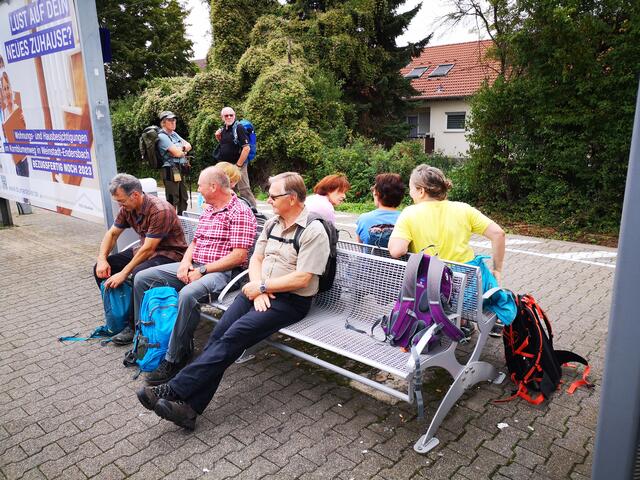 Warten auf den Zug in Endersbach | Foto: Jürgen Pachwald