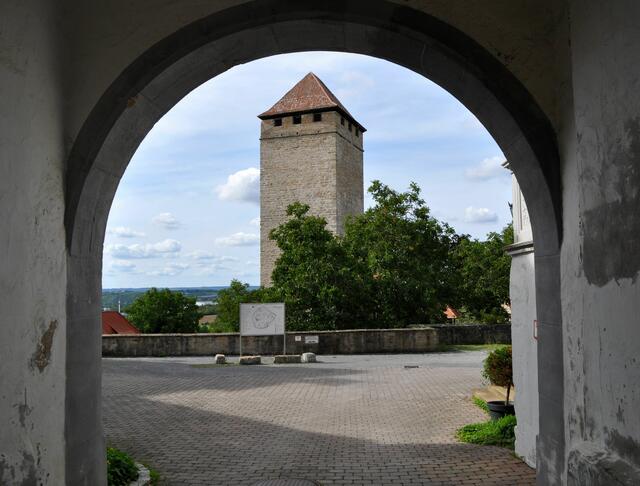 Blick durchs obere Tor zum Bergfried. | Foto: Daniela Somers