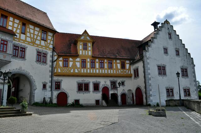 Das Torhaus. rechts daneben das Wasch-und Backhaus, sowie das 1600 erbaute Reiterhaus. Es wurde vermutlich nach dem heute noch vorhandenen Dachreiter benannt.  | Foto: Daniela Somers