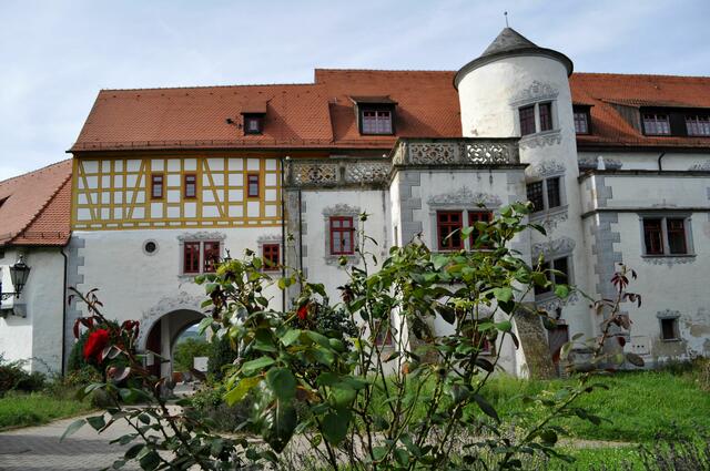 Links das Torhaus, rechts der Palas. | Foto: Daniela Somers