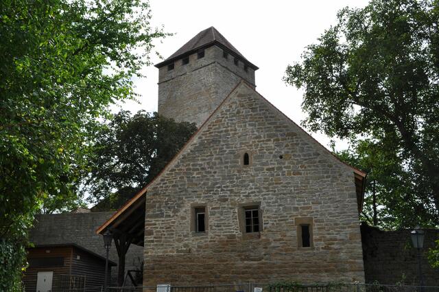 Der Bergfried. Davor das große gotische Steinhaus | Foto: Daniela Somers