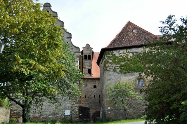 Die nordöstlichen Wirtschaftsgebäude. Fruchtkasten mit Heuscheuer und altem Bandhaus. Sie gehörten zum unteren Schloss und sind um 1600 entstanden. | Foto: Daniela Somers