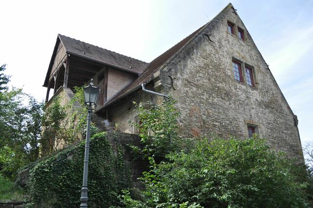 Gotisches Steinhaus. Gegen Ende des 14., Anfang des 15. Jhdts. errichtet. Ursprünglich als Wohnhaus oder Burgmannensitz eines Adeligen genutzt. Um 1600 wurde dann ein Kellergewölbe eingezogen und ein weiterer Zugang kam hinzu, sodass es vermutlich bis zu Beginn des 20. Jhr. als kleiner Bau zur Aufbewahrung von Heu genutzt wurde. Jahre später ersetzte man die Südostmauer durch eine schlichte Fachwerkwand und mauerte den alten Kellereingang zu.  | Foto: Daniela Somers