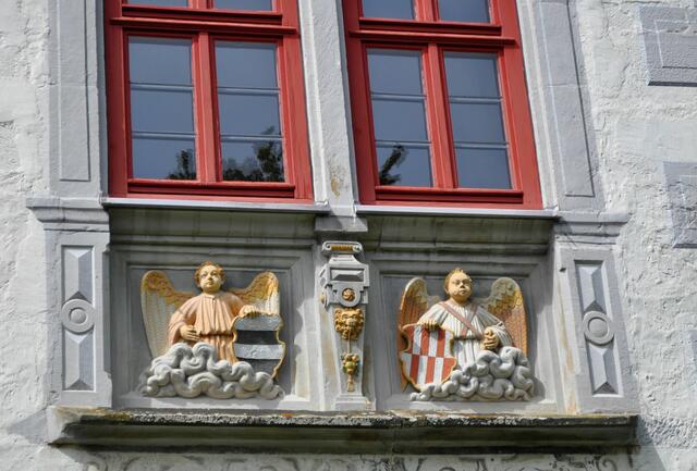 Wappenfiguren unter dem Fenster des Palas. Links Margaretha von Rosenberg, Tochter von Friedrich Zeisolf von Rosenberg. Rechts  Albrecht von Liebenstein. Die Schilde werden von aus Wolken hervorkommenden Engeln gehalten | Foto: Daniela Somers