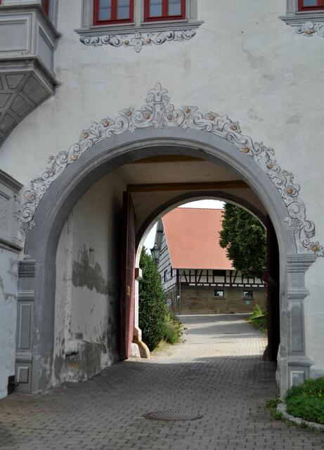 Blick durchs Torhaus beim Verlassen des Geländes. | Foto: Daniela Somers