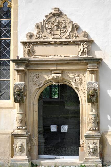 Das Hauptportal mit Liebenstein-Wappen an der Spitze. Direkt über der Tür rechts und links Zwickelmedaillons. Rechts und links sind wird der Eingang durch Halbsäulen flankiert. | Foto: Daniela Somers