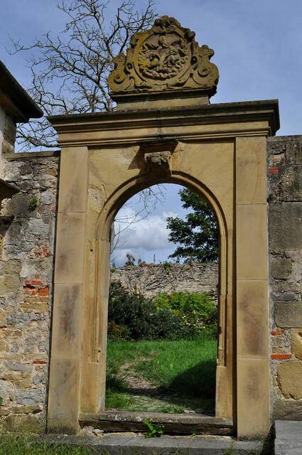 Eingang zum Kirchgarten. Ursprünglich war hier wohl mal ein Friedhof vorgesehen. Aber wurde nie umgesetzt. | Foto: Daniela Somers