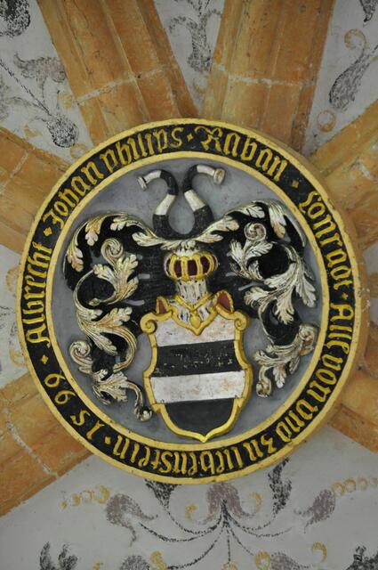 Schlussstein mit Wappen. 1599 und den Namen der Bauherren. | Foto: Daniela Somers
