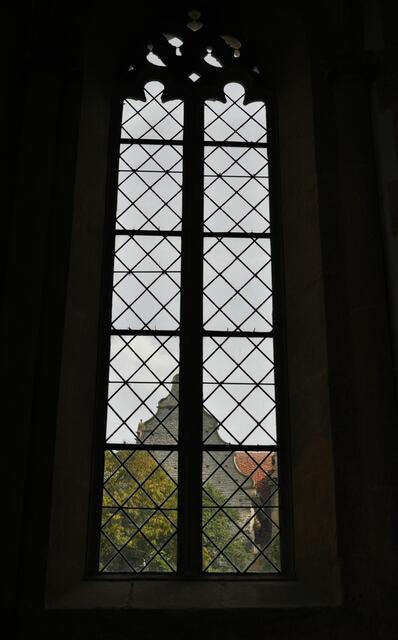 Blick durchs Kirchenfenster. | Foto: Daniela Somers