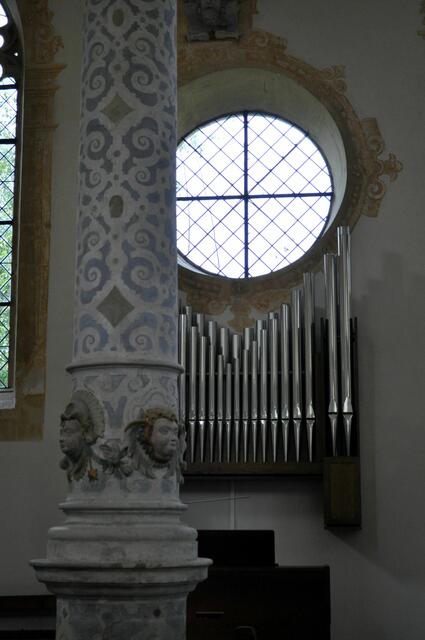 Eine der prächtigen Säulen. Dahinter die kleine Orgel. | Foto: Daniela Somers