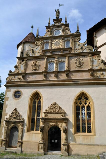 Die Kapelle. Man sieht deutlich die verschiedenen Baustile. Der untere Teil mit gotischen Elementen. Der obere Teil im Stil der Renaissance. Links dahinter der Treppenturm. | Foto: Daniela Somers