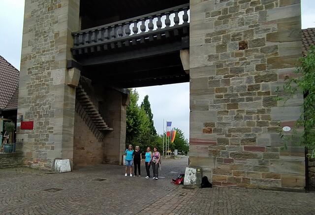 Ein letztes Bild am Deutschen Weintor, noch die Autos holen und dann heißt es Abschied nehmen vom Pfälzer Weinsteig. | Foto: Sigrid Schlottke