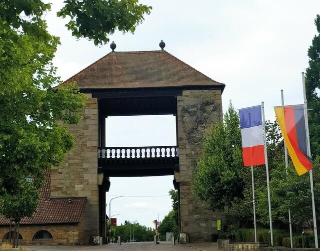 Das Deutsche Weintor in Schweigen-Rechtenbach. Es markiert den südlichen Beginn der Deutschen Weinstraße | Foto: Sigrid Schlottke