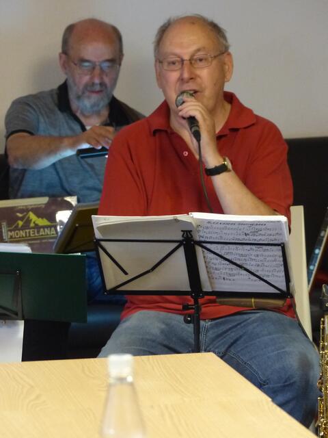 Werner Philipp erläutert humorvoll die Programmfolge des Jazzabends. Im Hintergrund Ernst Knorpp am Banjo.
 | Foto: privat