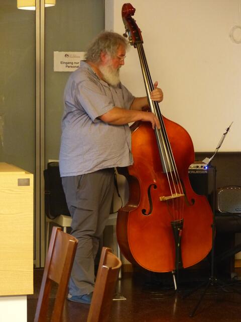 Der Kontrabass von Altjazzer Dieter Hildenbrand gibt den Musikstücken die tonale Basis
 | Foto: privat