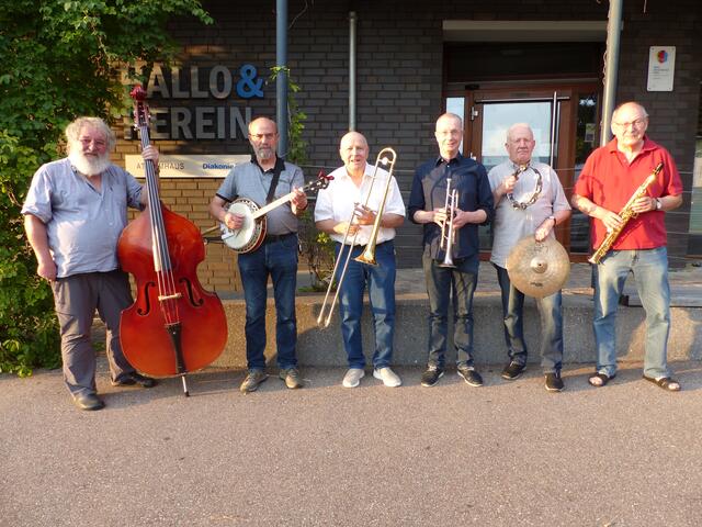 Als „Smoke Street Dixieland Band“, benannt nach der Rauchstraße vor dem Mehrgenerationenhaus, präsentiert sich die „Hausband“. (Dieter Hildenbrand, Ernst Knorpp, Fritz Resech, Manfred Freier, Rudi Trinkaus, Werner Philipp, v.l.n.r.) | Foto: privat