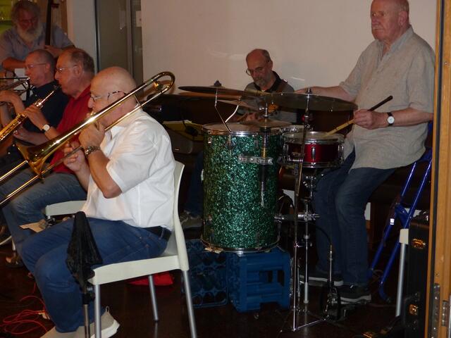 Hinter den Melodieinstrumenten wirken Ernst Knorpp am Banjo und Rudi Trinkaus am Schlagzeug (v.l.n.r.) | Foto: privat