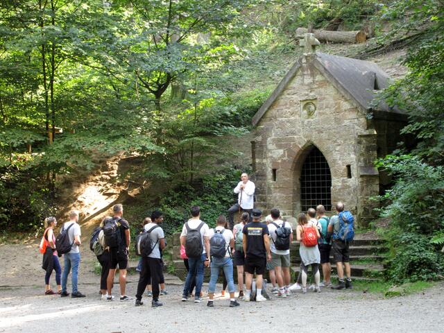 Die Gruppe musste im Pavillon nicht selbst lesen, Veit Imlin erschien persönlich um sich vorzustellen. | Foto: Wandern Gaby Erich