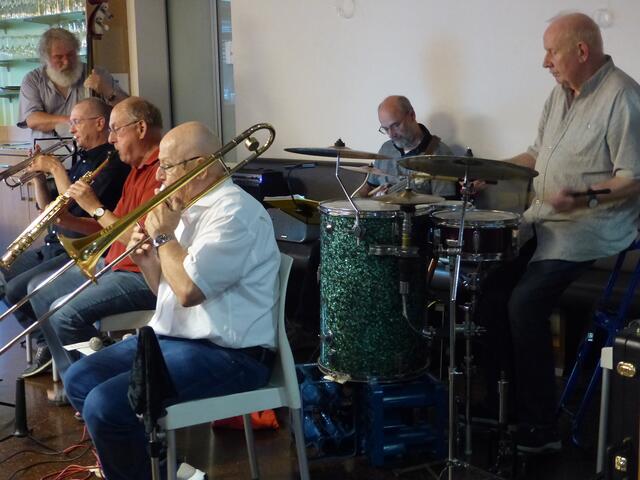 Das Quartierszentrum der Nordstadt wurde beim Jazzabend zum Musentempel des tradidtionellen Jazz (Dieter Hildenbrand, Manfred Freier, Werner Philipp, Fritz Resech, Ernst Knorpp, Rudi Trinkaus v.l.n.r.)
 | Foto: privat