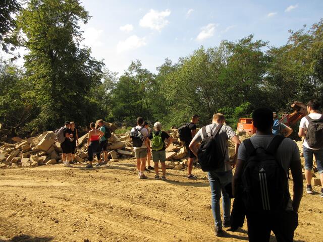 Auf großes Interesse stieß auch der Eingang zum Sontheimer Steinbruch, da es sich überwiegend um Projektleiter und Architekten handelte ist dies nicht verwunderlich | Foto: Wandern Gaby Erich