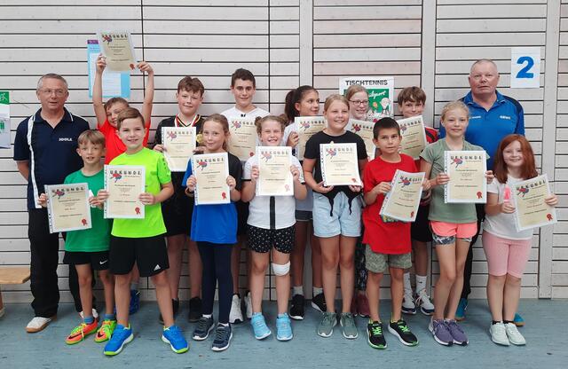 Kinder mit Urkunde | Foto: Andreas Marré