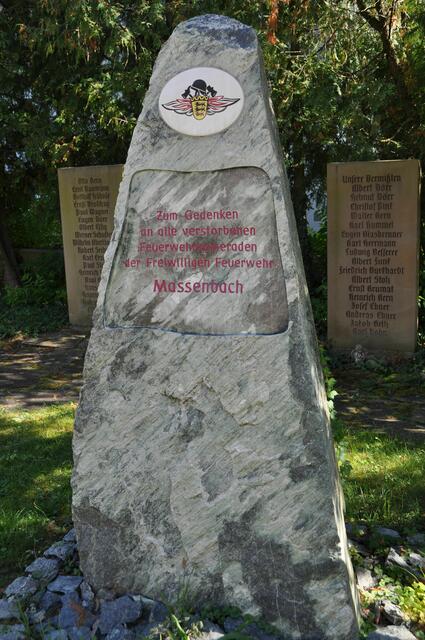 Auch ein Denkmal für die verstorbenen Feuerwehrleute ist hier zu sehen. | Foto: Daniela Somers