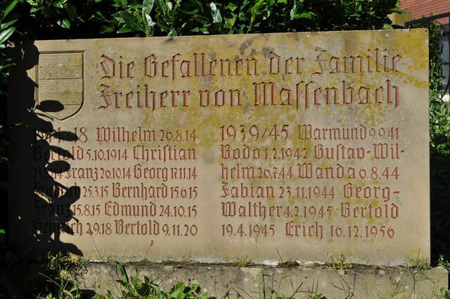 Im Außenbereich befindet sich die Grablege derer von Massenbach | Foto: Daniela Somers