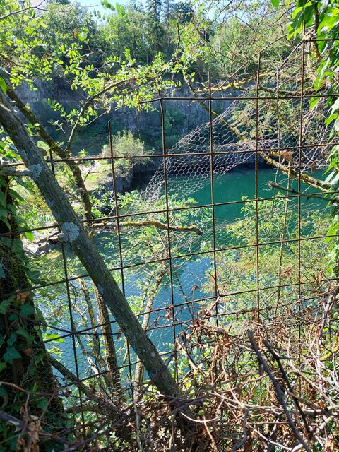 Steile weiße Muschelkalkwände vor blaugrünem Steinbruchsee faszinieren durch das Farbenspiel. | Foto: Foto privat