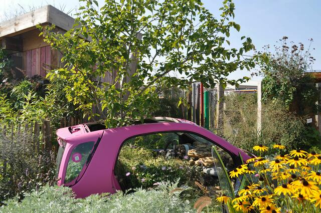 Experimentierfeld. Auto intergriert in einen Schaugarten. | Foto: Daniela Somers